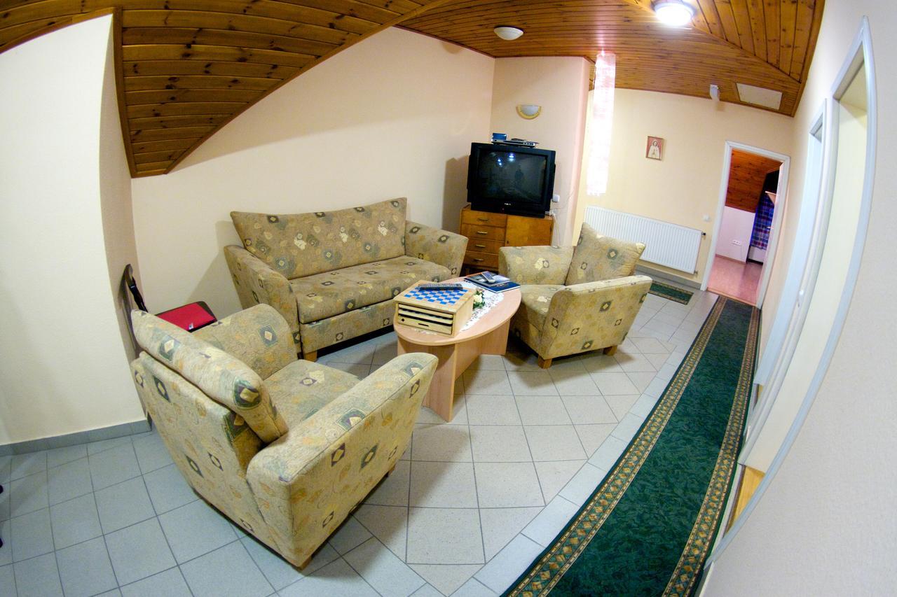Gilde Panzio Bed & Breakfast Pilisvorosvar Luaran gambar